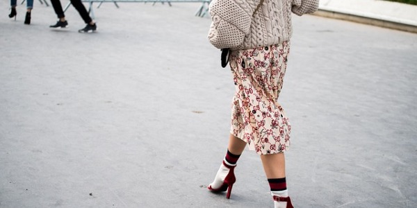 Jak nosić skarpetki do obcasów?